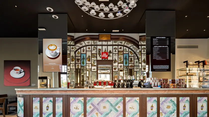 Boiserie e mosaici tornati all’antico splendore nel locale innovativo