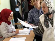 epa07076646 A Bosnian woman casts her vote for the country's general elections in Sarajevo, Bosnia and Herzegovina, 07 October 2018. More than three million Bosnian citizens are expected to vote in the country's general elections. In the eighth elections in Bosnia, 72 political parties and 15 candidates for the three members of the Bosnian Presidency were registered. EPA/FEHIM DEMIR