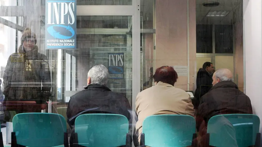 Pensionati in fila a uno sportello dell'Inps