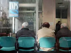 Pensionati in fila a uno sportello dell'Inps