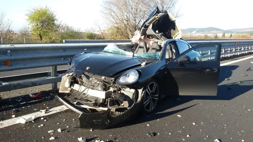 L'incidente di Duino con una Porsche praticamente distrutta (foto del lettore Andrea Prat)