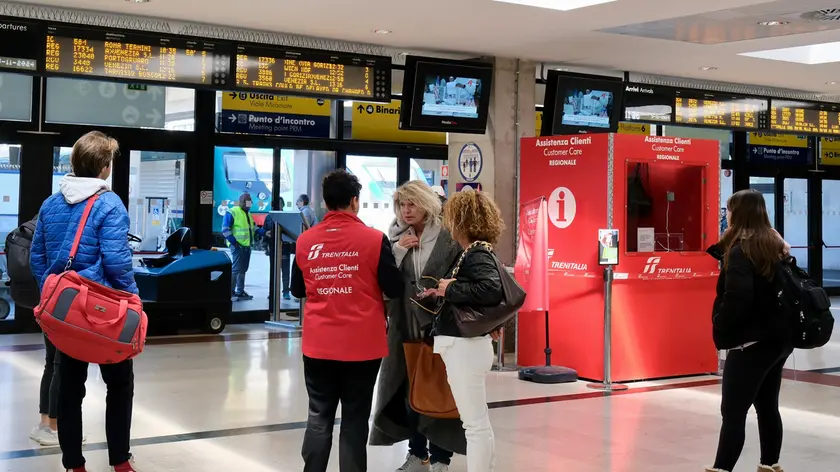 Passeggeri in stazione centrale a Trieste Foto Massimo Silvano