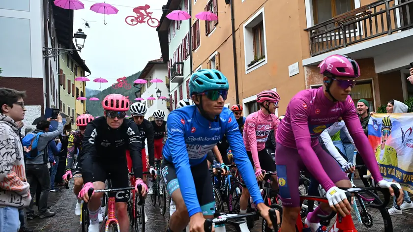 Il bujese Jonathan Milan in maglia ciclamino
