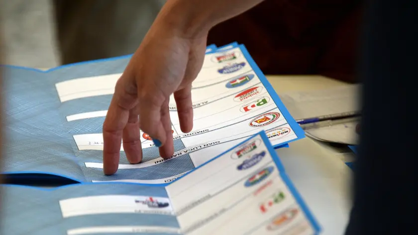 Schede elettorali per le amministrative in un'immagine del 26 maggio scorso. ANSA/ STRINGER