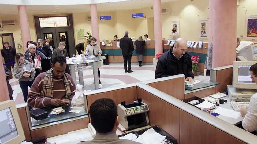 Operazioni allo sportello di una banca in una foto di repertorio