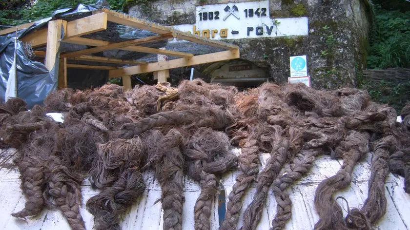 Le chiome delle donne trucidate ritrovate nelle viscere della miniera (Rtvslo.si)