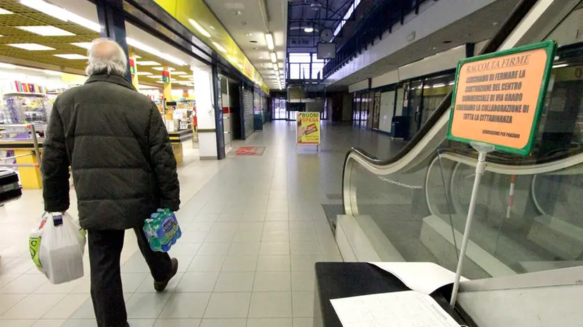 Bonaventura Monfalcone-10.02.2017 Raccolta firme contro e lavori in corso nuova Coop-Monfalcone-foto di Katia Bonaventura