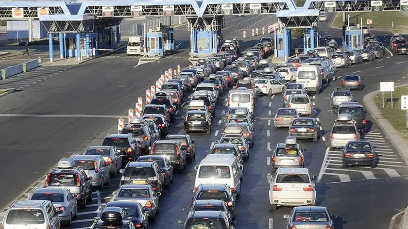 Lunghe code a un casello autostradale della Croazia