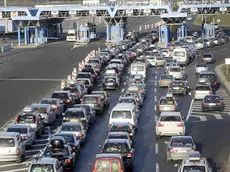 Lunghe code a un casello autostradale della Croazia