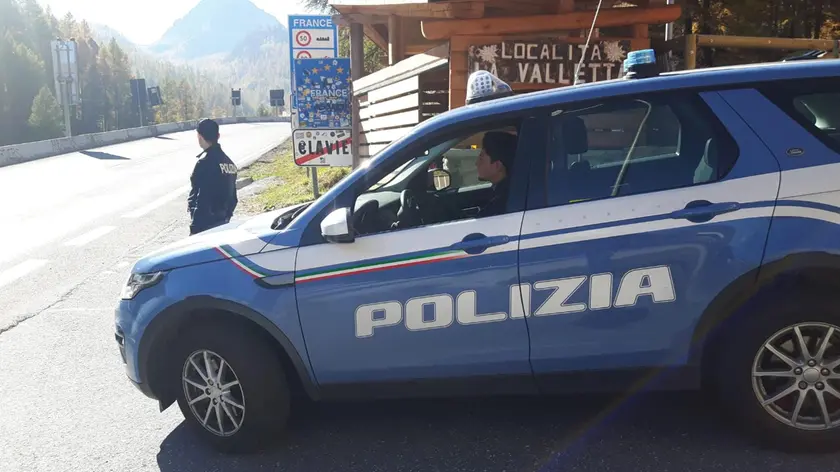 Agenti di polizia presidiano i confini italiani a Claviere, 20 ottobre 2018. ANSA/UFFICIO STAMPA VIMINALE ++ NO SALES, EDITORIAL USE ONLY ++