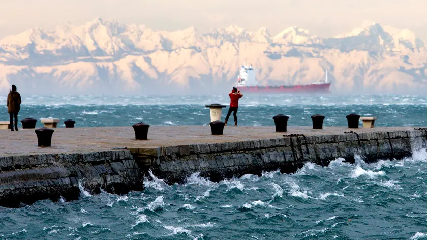 Una splendida immagine di Trieste con la Bora (foto Silvano)