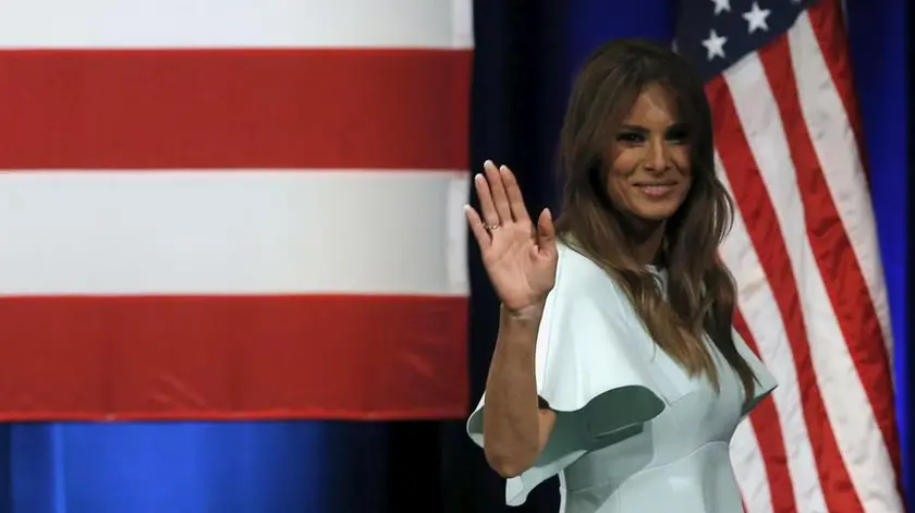 Melania Trump con sullo sfondo la bandiera degli Stati Uniti