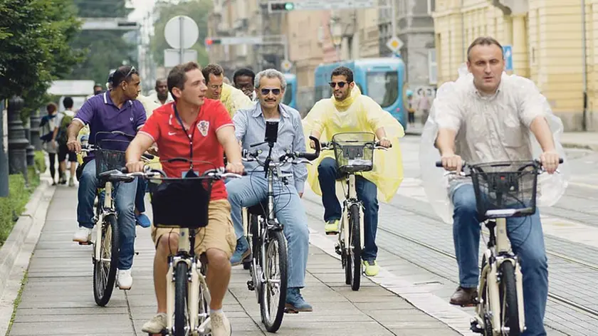 Lo sceicco (quello con i baffi) in bici a Zagabria attorniato dalle guardie del corpo