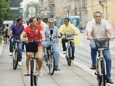 Lo sceicco (quello con i baffi) in bici a Zagabria attorniato dalle guardie del corpo