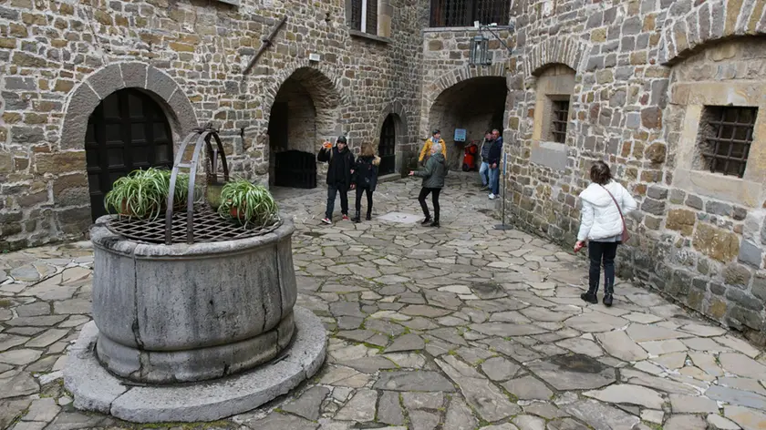 Turisti in castello a Gorizia (Marega)