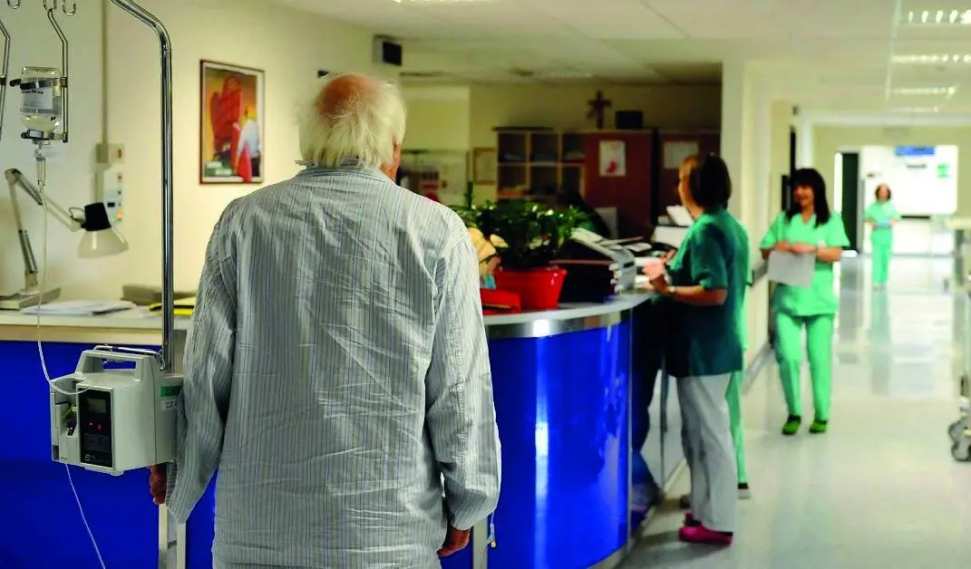 L'atrio di di un reparto all'ospedale di Cattinara (foto Bruni)