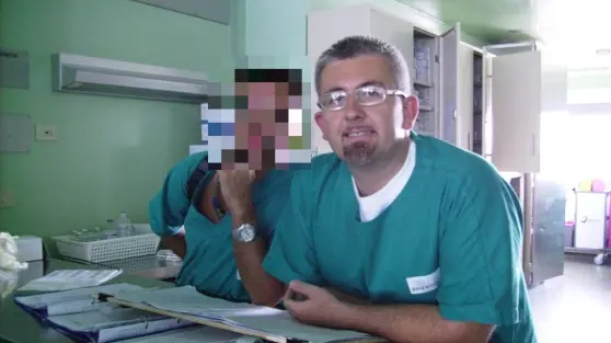 A destra l'anestesista Campanile sul lavoro