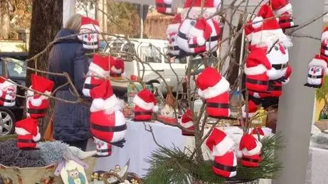 Babbi Natale in una bancarella a Opicina