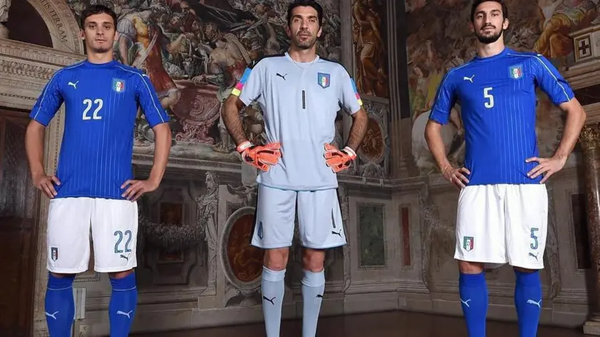Da sinistra Manolo Gabbiadini, Gianluigi Buffon e Davide Astori durante la presentazione della nuova maglia per la nazionale di calcio per gli Europei del 2016, Firenze, 9 novembre 2015. ANSA/UFFICIO STAMPA PUMA ++ NO SALES, EDITORIAL USE ONLY ++