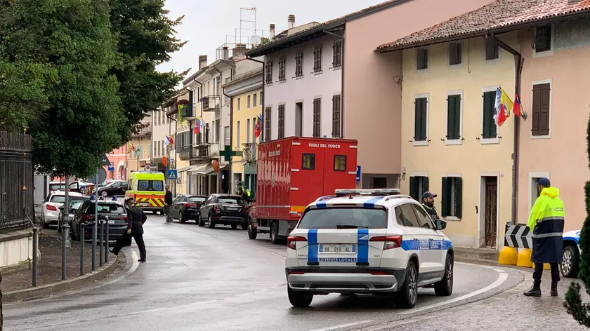 Cordone di sicurezza vicino alla casa dove l'uomo si è barricato