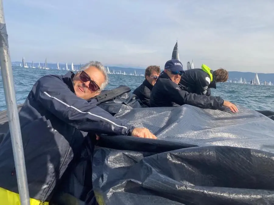 Dal gommone di assistenza di Arca Sgr il recupero della randa: si riconoscono Fabio Pozzo de La Stampa e Stefano Bareggi