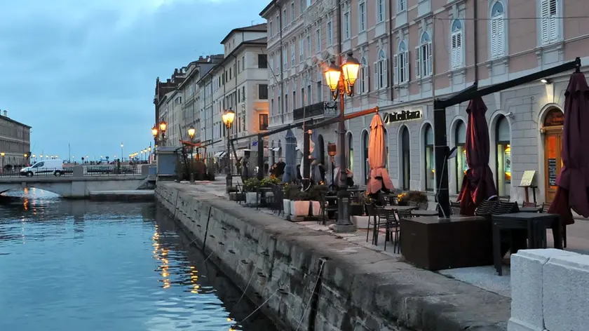 Ombrelloni e poltroncine posizionate lungo il canale di Ponterosso