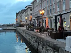 Ombrelloni e poltroncine posizionate lungo il canale di Ponterosso