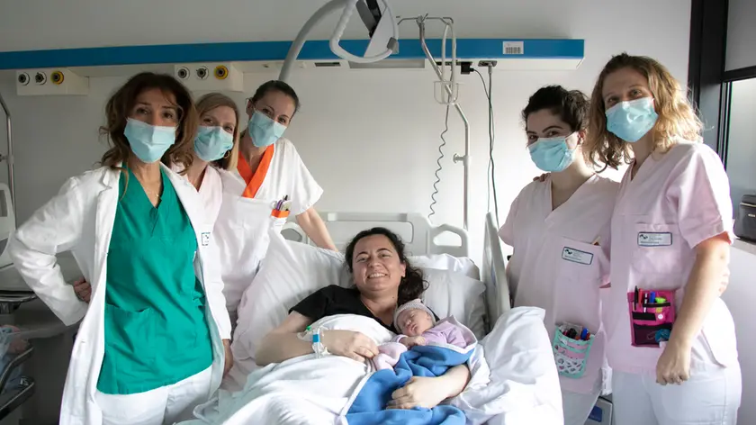 La piccola Giulia, prima nata dell'anno, con la mamma e il personale del San Polo (Bonaventura)