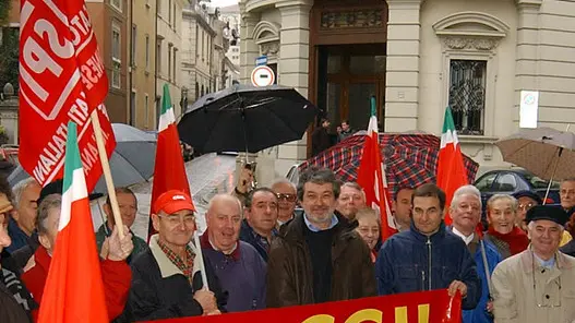 ANTEPRIMA UDINE 28 Novembre 2003. PROTESTA SINDACATO PENSIONATI. Manifestazione di protesta e volantinaggio del Sindacato dei pensionati SPI CGIL questa mattina avanti alla sede della Prefettura. Telefoto Copyright Foto Agency Anteprima © (tutti i diritti riservati, citazione obbligatoria) www.anteprimafoto.it IMMAGINE INVIATA DA UFFICIO STAMPA SPI CGIL CESCA PER REDAZIONE DI UDINE