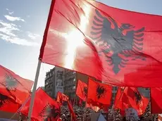 Bandiere albanesi sventolano in territorio kosovaro per ribadire l'indipendenza della Serbia