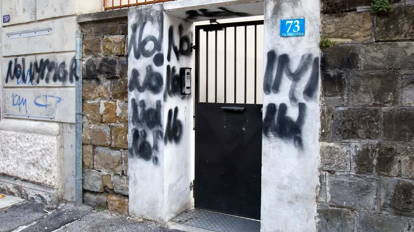 Le scritte comparse davanti al cancello della mensa della Caritas (Silvano)