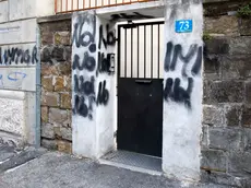 Le scritte comparse davanti al cancello della mensa della Caritas (Silvano)