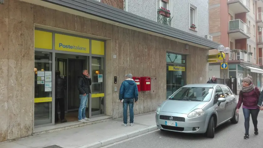 Gli uffici postali di via Caprin a Grado in cui è avvenuta la rapina (Foto Bonaventura)