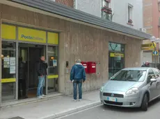 Gli uffici postali di via Caprin a Grado in cui è avvenuta la rapina (Foto Bonaventura)