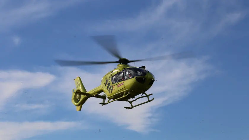 Il 23enne rimasto ustionato è stato trasportato in elicottero all'ospedale di Udine