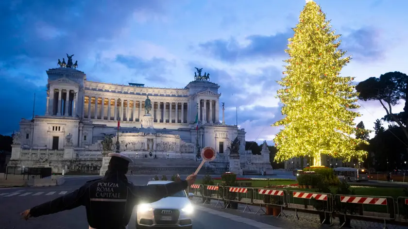 Un posto di controllo della Polizia Municipale in piazza Venezia per la Zona Rossa in occasione delle festivitÂ? natalizie. Roma, 24 dicembre 2020. ANSA/CLAUDIO PERI