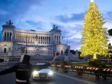 Un posto di controllo della Polizia Municipale in piazza Venezia per la Zona Rossa in occasione delle festivitÂ? natalizie. Roma, 24 dicembre 2020. ANSA/CLAUDIO PERI