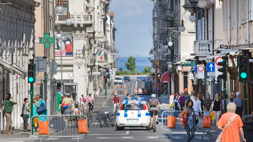 Silvano Trieste 12/07/2014 Via Mazzini pedonalizzata e via Valdirivo dove scorrono i Bus