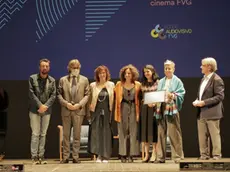 Un momento della serata di ieri a Udine: sul palco alcuni dei premiati, della Nefertiti Film