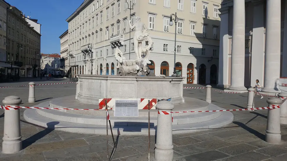 Foto Bruni Trieste 19.07.2019 Fontana piazza Borsa-inizia il restyling