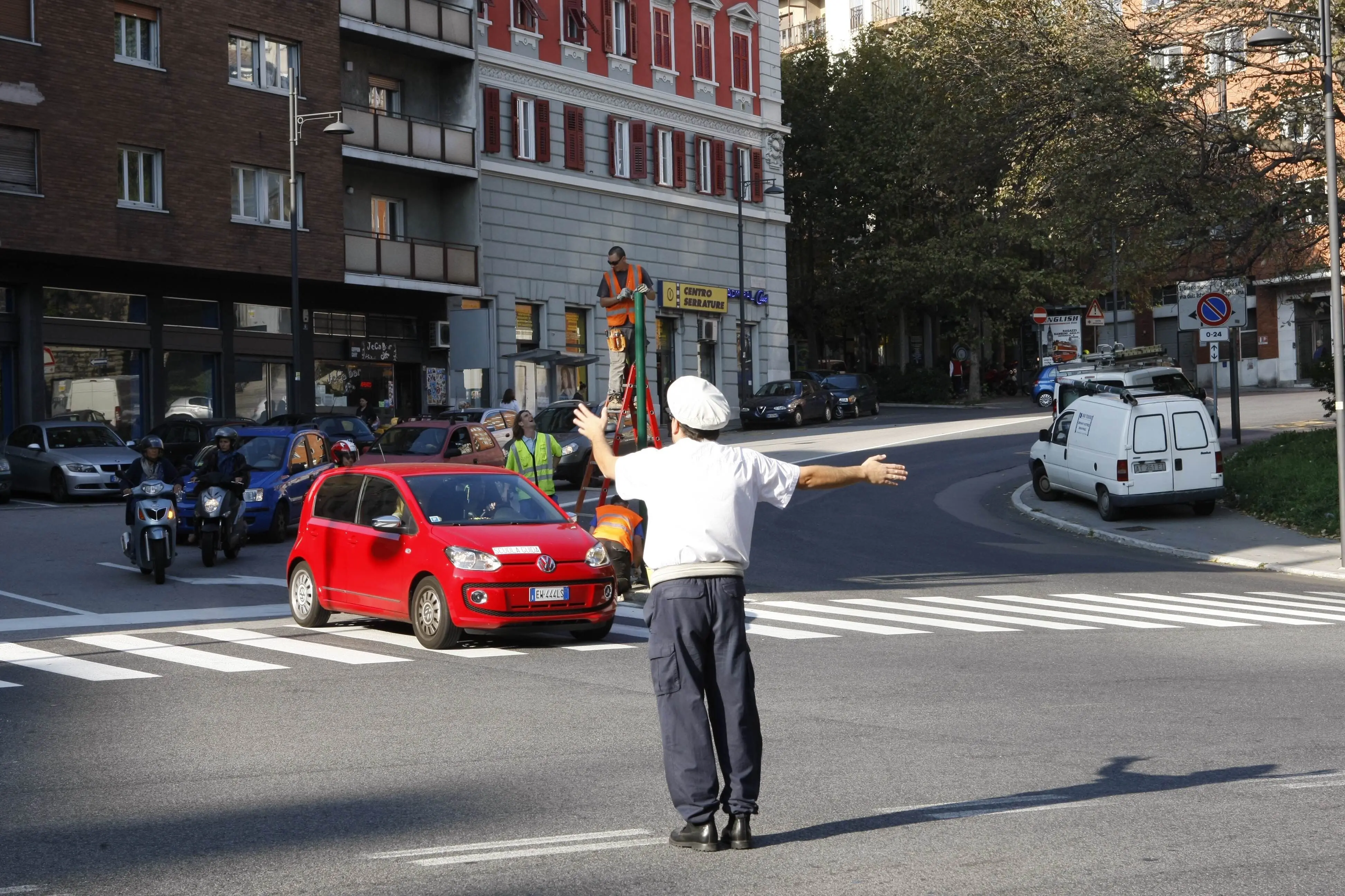 Vigili urbani regolano il traffico in attesa del ripristino dell'impianto semaforico (Silvano)