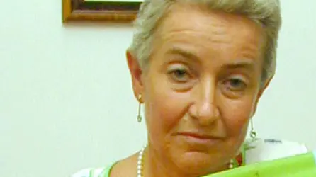 Foto BRUNI Trieste 22 07 01 Marina SPACCINI mostra la bandiera insanguinata dalle ferite riportate a Genova