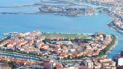 Una veduta aerea di Grado: nella località balneare in tanti hanno una seconda casa