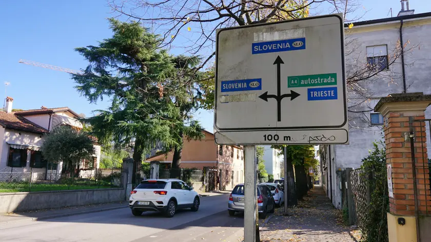 Il tabellone di via Vittorio Veneto con le due indicazioni “Slovenia"