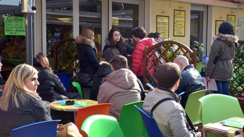 Foto Bruni 26.02.14 bar Pipolo:lunghe code per assunzioni