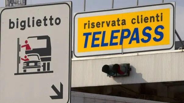 Il casello di Roma Nord sull'autostrada A1 in una foto d'archivio. Il Tar del Lazio ha disposto l'annullamento del decreto ministeriale che ha aumentato le tariffe sulle strade che si interconnettono con autostrade e raccordi autostradali in gestione diretta dell'Anas, compreso il Grande Raccordo Anulare di Roma. ANSA/MASSIMO PERCOSSI