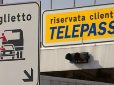 Il casello di Roma Nord sull'autostrada A1 in una foto d'archivio. Il Tar del Lazio ha disposto l'annullamento del decreto ministeriale che ha aumentato le tariffe sulle strade che si interconnettono con autostrade e raccordi autostradali in gestione diretta dell'Anas, compreso il Grande Raccordo Anulare di Roma. ANSA/MASSIMO PERCOSSI