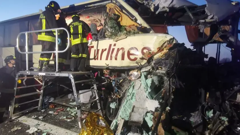 I vigili del fuoco durante i soccorsi sul luogo dell'incidente tra un tir e un pullman di turisti sull'autostrada A4