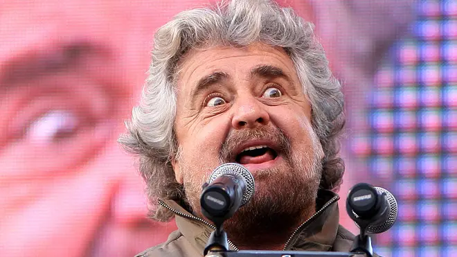 20090128 - ROMA - POL : PD: BEPPE GRILLO ANNUNCIA SUA CANDIDATURA A PRIMARIE. PARTECIPO PER OFFRIRE UN'ALTERNATIVA AL NULLA. Beppe Grillo in piazza Farnese a Roma in un'immagine d'archivio del 28 gennaio 2009. Beppe Grillo si candidera' alle primarie del Partito Democratico. Lo ha annunciato lo stesso comico sul suo blog spiegando di volere essere il quarto con Franceschini, Bersani e Marino. ''Partecipo per rifondare un movimento che ha tolto ogni speranza di opposizione a questo Paese, per offrire un'alternativa al Nulla'' scrive Grillo. ANSA / MASSIMO PERCOSSI / ARCHIVIO / PAL