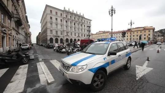 Un'auto della polizia locale